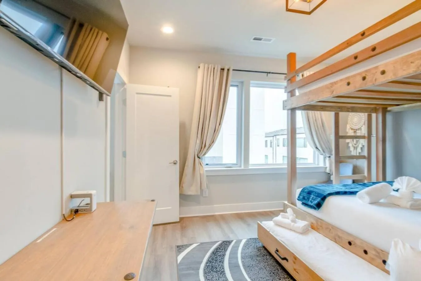Spacious Contemporary Townhome With Private Rooftop Nashville