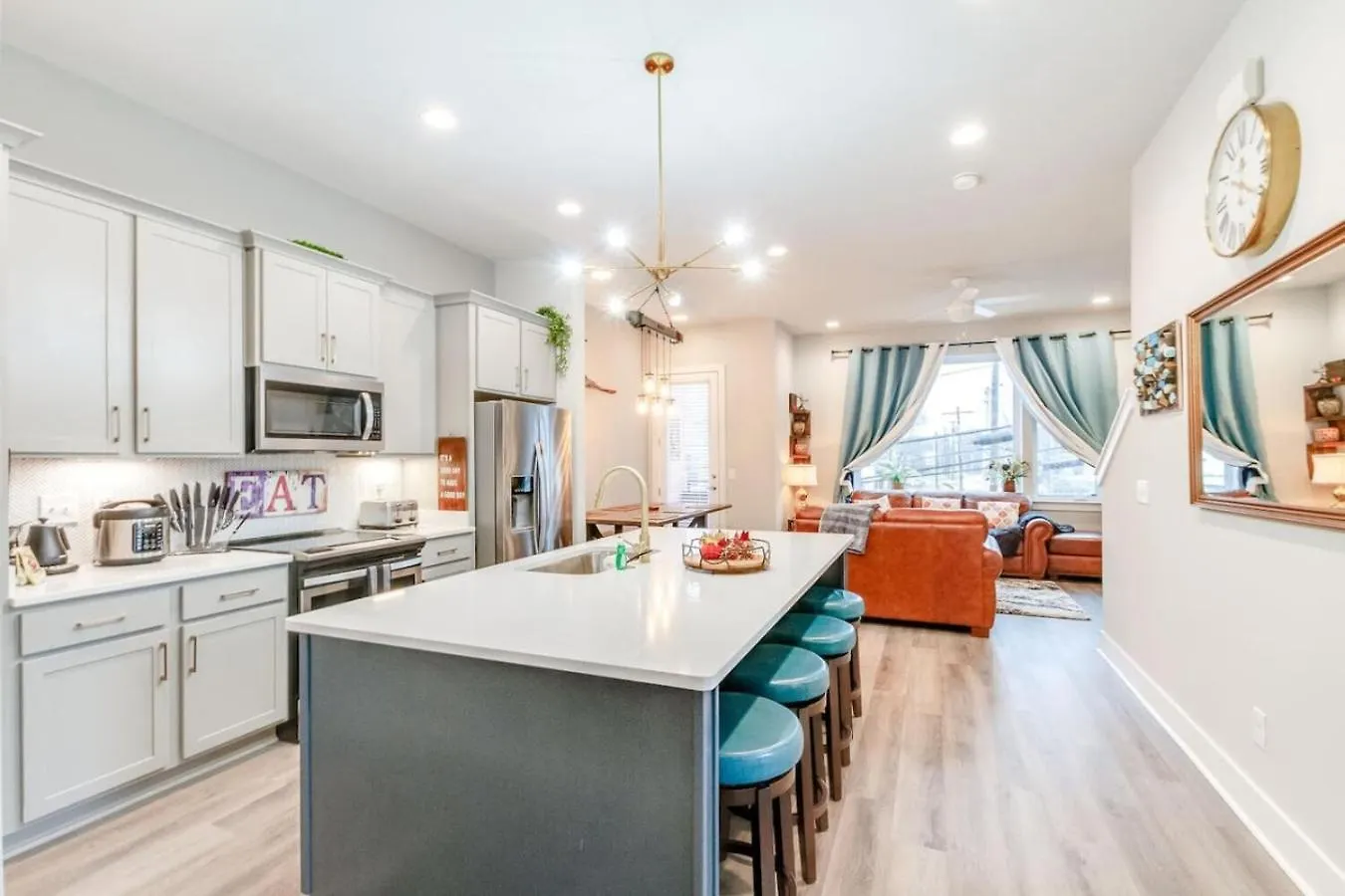 Spacious Contemporary Townhome With Private Rooftop Nashville