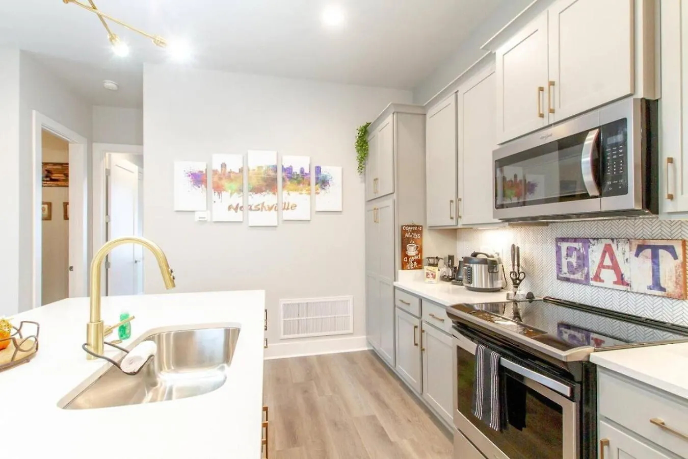 Spacious Contemporary Townhome With Private Rooftop Nashville 0*,